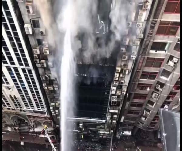 ঢাকায় বহুতলে আগুন, এখনও পর্যন্ত মৃত ১৯ Fire in a Dhaka multi storied, 19 died ঢাকায় বহুতলে আগুন, এখনও পর্যন্ত মৃত ১৯