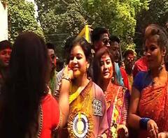 রঙের উৎসবে মেতে উঠলেন মালদা উত্তরের তৃণমূল প্রার্থী মৌসম বেনজির নূর