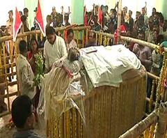 যশোর রোড দিয়ে ঠাকুরনগরের ঠাকুরবাড়িতে পৌঁছাল বীণাপাণি দেবীর মরদেহ, শেষশ্রদ্ধা জানাতে অনুগামীদের ভিড়