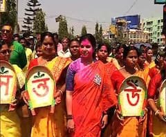 দোল উপলক্ষ্যে নিজের কেন্দ্রে শোভাযাত্রায় অংশ নিলেন মালদা উত্তর লোকসভা কেন্দ্রের তৃণমূল প্রার্থী মৌসম বেনজির নূর