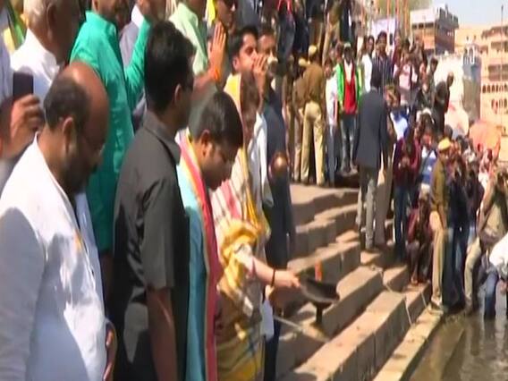 Priyanka performs Ganga aarti at Dashashwamedh Ghat