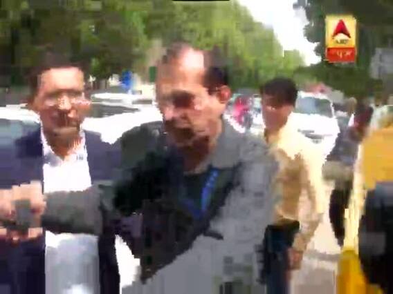 PM Narendra Modi Biopic: नोटिस का जवाब देने चुनाव आयोग पहुंचे विवेक ओबेरॉय, वकील ने जानें क्या कहा