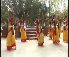 শান্তিনিকেতনে বসন্তকে নাচে-গানে বরণ পাঠভবনের পড়ুয়াদের