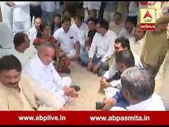 ‘ચોકીદાર ચોર છે’ ના સૂત્રોચાર સાથે નેતા વિપક્ષ સહિત ધારાસભ્યએ વિધાનસભા અધ્યક્ષની ઓફિસ બહાર કર્યા ધરણા