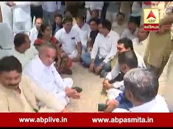 ‘ચોકીદાર ચોર છે’ ના સૂત્રોચાર સાથે નેતા વિપક્ષ સહિત ધારાસભ્યએ વિધાનસભા અધ્યક્ષની ઓફિસ બહાર કર્યા ધરણા