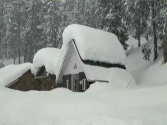 हिमाचल प्रदेश में भारी बर्फबारी ने बढ़ाई मुश्किलें, कई सड़कें हुई बंद