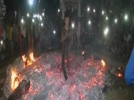 सूरत के सरस गांव में अंगारों पर चलकर लोग मनाते है होली, सैकड़ों साल पुरानी है प्रथा