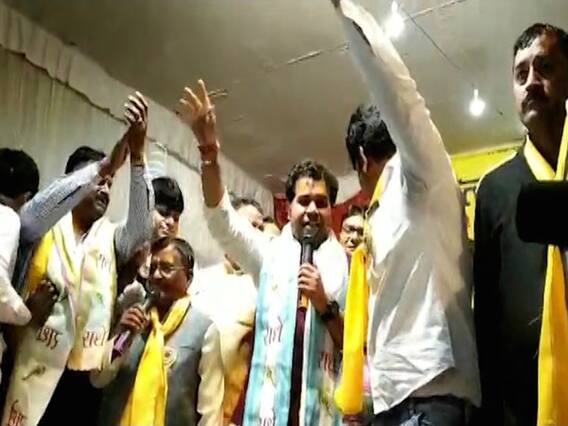 यूपी के ऊर्जा मंत्री श्रीकांत शर्मा ने मथुरा में मनाई होली, गाया फाग