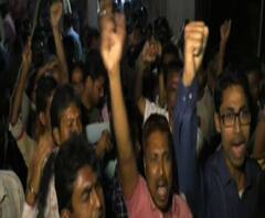 লোকসভা ভোটের আগে বাঁকুড়া শহরে তৃণমূলের অন্দরে অসন্তোষ, দলের শহর সভাপতিকে সরানোর প্রতিবাদে জেলা কার্যালয়ের সামনে দলের একাংশের বিক্ষোভ
