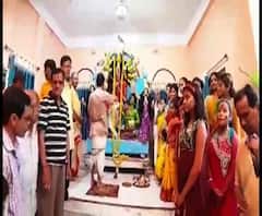 দোলের দিনে দুর্গোৎসব! হুগলির শ্রীরামপুরের পঞ্চাননতলার দুর্গা পুজো দেখতে হাজির বহু মানুষ