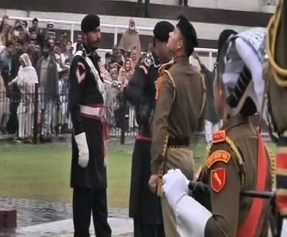 শুক্রবার বন্ধ থাকার পর আজ আটারি-ওয়াঘা সীমান্তে তুমুল উন্মাদনার মধ্যে পালিত হল বিটিং দ্য রিট্রিট