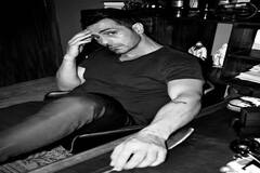 બોલિવૂડ અભિનેતા અર્જૂન રામપાલ ગર્લફ્રેન્ડ સાથે પહોંચ્યો ડિનર ડેટ પર, જુઓ વીડિયો