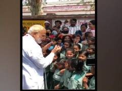 वाराणसी: अचानक स्कूल पहुंचे पीएम मोदी और कुछ इस अंदाज में मिले बच्चों से, वीडियो वायरल