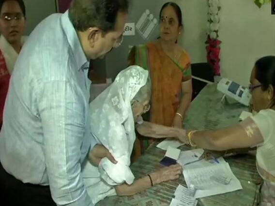 લોકસભા 2019 : PM મોદીના માતા હીરાબાએ કર્યું મતદાન, જુઓ વીડિયો