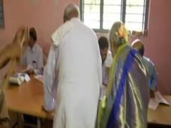 पूर्व प्रधानमंत्री और जेडीएस नेता एचडी देवगौड़ा ने कर्नाटक के हासन में डाला वोट