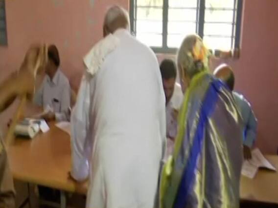 पूर्व प्रधानमंत्री और जेडीएस नेता एचडी देवगौड़ा ने कर्नाटक के हासन में डाला वोट