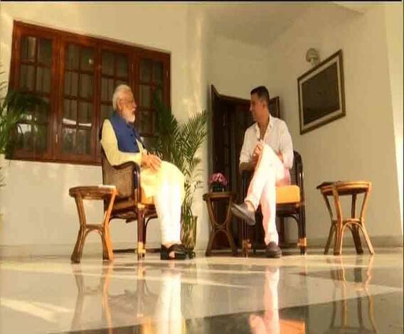 প্রধানমন্ত্রীর সঙ্গে অরাজনৈতিক আলাপচারিতায় অক্ষয় কুমার, অথচ সেই সাক্ষাৎকারেই নাম না করে গাঁধী পরিবারকে বিঁধলেন মোদি