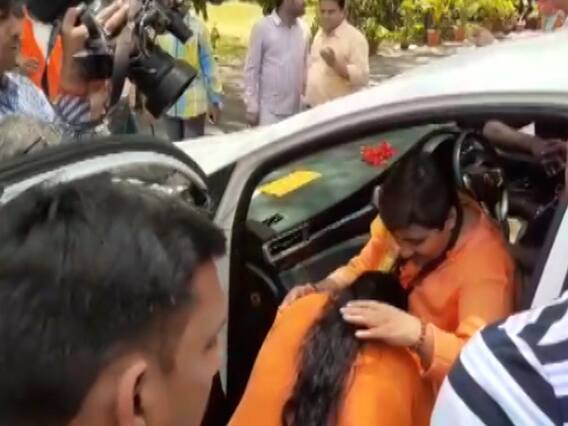 When Uma Bharti touched Sadhvi Pragya's feet