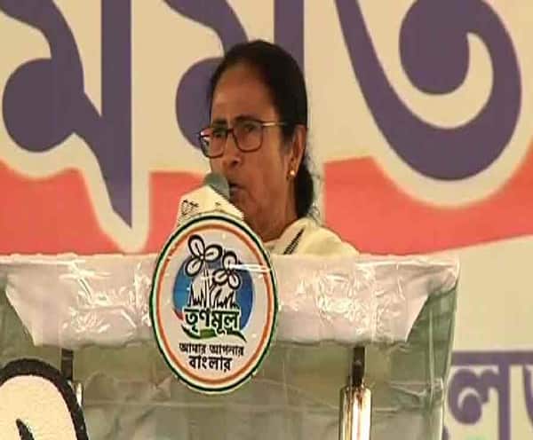 বাংলায় ধর্ম নিয়ে রাজনীতি করার চেষ্টা করছে বিজেপি, তাতে লাভ হবে না, বগুলার সভা থেকে হুঁশিয়ারি মমতার Lok Sabha Election 2019 - Politics on religion will not work in WB, roars Mamata বাংলায় ধর্ম নিয়ে রাজনীতি করার চেষ্টা করছে বিজেপি, তাতে লাভ হবে না, বগুলার সভা থেকে হুঁশিয়ারি মমতার
