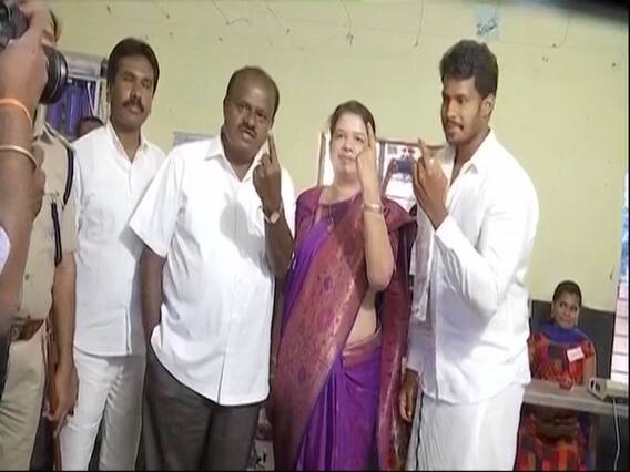 Karnataka: HD Kumaraswamy and his family cast their vote 