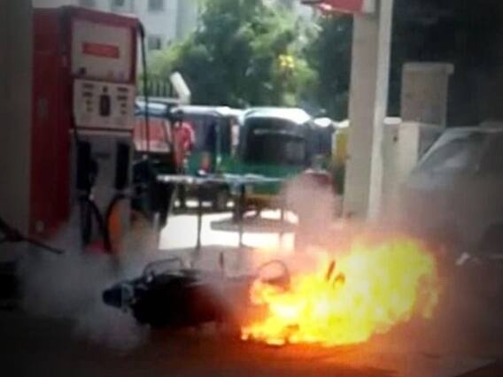 આણંદઃ પેટ્રોલ પંપ પર અચાનક લાગી બાઇકમાં આગ, જુઓ વીડિયો