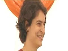 Priyanka Gandhi shown black flags in Unnao during roadshow