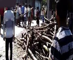 জলপাইগুড়ির নাগরাকাটার ১৬১ নম্বর বুথে তৃণমূল ছাড়া বাকি দলগুলির প্রতীকের ওপর সাদা কাগজ সেঁটে দেওয়া হয়েছে, অভিযোগ আলিপুরদুয়ারের বিজেপি প্রার্থী জন বার্লার