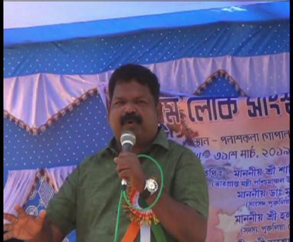 অন্য দলের প্রচারে বেরলে লোকশিল্পীদের ভাতা বন্ধ করে দেওয়ার হুমকি দেওয়ার অভিযোগ তৃণমূল নেতার বিরুদ্ধে, বিতর্ক Lok Sabha Election 2019: TMC leader allegedly threatened folk artists at Purulia অন্য দলের প্রচারে বেরলে লোকশিল্পীদের ভাতা বন্ধ করে দেওয়ার হুমকি দেওয়ার অভিযোগ তৃণমূল নেতার বিরুদ্ধে, বিতর্ক