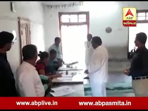 કોંગ્રેસ ઉમેદવાર બાબુ કટારાએ કર્યુ મતદાન, દાહોદ માટે જીતનો વિશ્વાસ વ્યક્ત કર્યો, જુઓ વીડિયો 