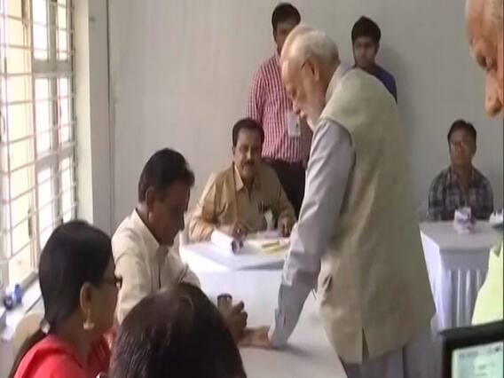 મત આપતા પહેલા મતદાન મથકમાં મોદીએ કોની પાસે ઊભા રહીને હસીને વાત કરી? જુઓ વીડિયો