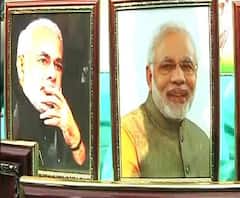 বিকেলে ব্রিগেডে সভা প্রধানমন্ত্রীর, মোদি-আমিত-বাজপেয়ীর ছবির পসরা সাজিয়ে দোকানীরা