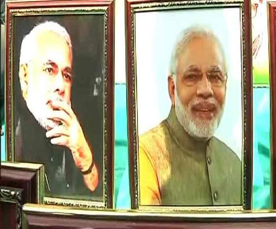 বিকেলে ব্রিগেডে সভা প্রধানমন্ত্রীর, মোদি-আমিত-বাজপেয়ীর ছবির পসরা সাজিয়ে দোকানীরা