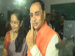 મુખ્યમંત્રી રૂપાણીએ પત્ની અંજલીબેન સાથે રાજકોટમાં કર્યું મતદાન, જુઓ વીડિયો