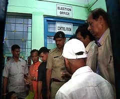 কোচবিহারে রাজ্য পুলিশের নজরদারিতে থাকা বুথে পুনর্নির্বাচনের দাবিতে ধর্না ঘিরে চূড়ান্ত নাটক, পুলিশ-কেন্দ্রীয় বাহিনীর হাতাহাতি