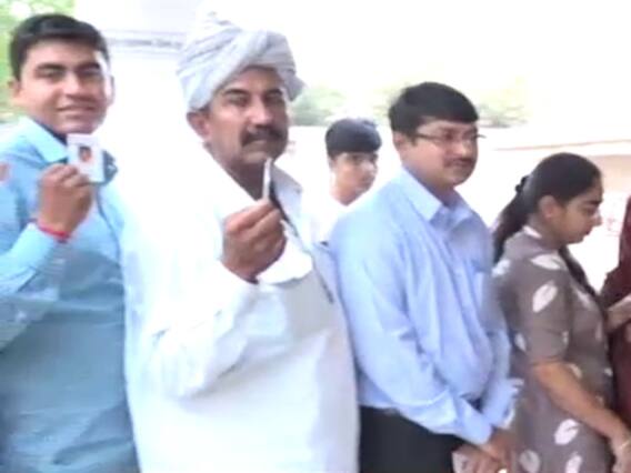 બનાસકાંઠાઃ સવારથી મતદાન માટે લાગી લાંબી લાઇન, જુઓ વીડિયો