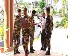 আগামীকালের ভোটের আগে বালুরঘাটে পুলিশ ও কেন্দ্রীয় বাহিনীর সঙ্গে কেন্দ্রীয় পুলিশ পর্যবেক্ষকের বৈঠক