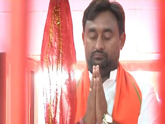 Bhola Singh offers prayers ahead of casting his vote