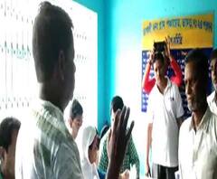 তৃণমূল প্রার্থীকে ভোট না দিলে সরকারি সুবিধা বন্ধের হুঁশিয়ারি, বিতর্কে ভাঙড়ের পঞ্চায়েত প্রধান, তীব্র নিন্দা করে নির্বাচন কমিশনে যাচ্ছে বিরোধীরা