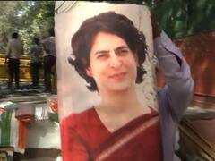 कांग्रेस दफ्तर के बाहर देखते ही देखते बिक गईं इंदिरा-प्रियंका के प्रिंट वाली सारी साड़ियां
