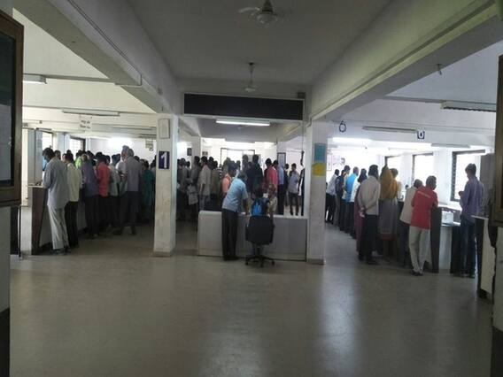 વડોદરાઃ તંત્ર ચૂંટણી કામગીરીમાં વ્યસ્ત થતાં જન સેવા કેન્દ્રોમાં લાગી લાઇનો, જુઓ વીડિયો