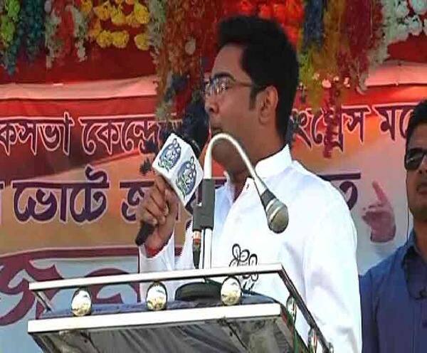 চৌকিদারই চোর, টাকা নিয়ে পালিয়েছে নীরব মোদিরা, শীতলকুচির সভায় মোদিকে কটাক্ষ অভিষেক বন্দ্যোপাধ্যায়ের Lok Sabha Election 2019: Abhishek Banerjee attacks Narendra Modi from Shitalkuchi চৌকিদারই চোর, টাকা নিয়ে পালিয়েছে নীরব মোদিরা, শীতলকুচির সভায় মোদিকে কটাক্ষ অভিষেক বন্দ্যোপাধ্যায়ের