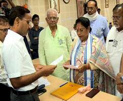 মনোনয়ন জমা দেওয়াতেও চমক প্রার্থীদের, শীর্ষনেতাদের নিয়ে মিছিল করে মনোনয়ন জমা মালা রায়ের, বাবা-মাকে নিয়ে মনোনয়ন জমা নুসরতের, গরুর গাড়িতে চড়ে মনোনয়ন জমা মহম্মদ সইফুদ্দিনের