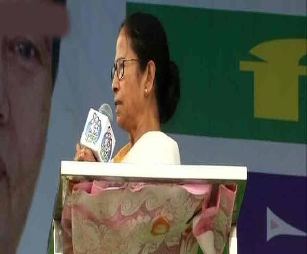 বিজেপির আমলে বেকারত্ব বৃদ্ধির হার ৪৫ বছরে রেকর্ড, বিএসএনএল-এর ৩৫ হাজার কর্মচারীর চাকরি ২ মাস বাদে যাবে: মমতা lok sabha election 2019: Mamata Banerjee attacks PM Modi on unemployment, BSNL job loss বিজেপির আমলে বেকারত্ব বৃদ্ধির হার ৪৫ বছরে রেকর্ড, বিএসএনএল-এর ৩৫ হাজার কর্মচারীর চাকরি ২ মাস বাদে যাবে: মমতা