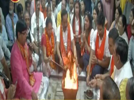 BJP candidate Harsh Vardhan offers prayers ahead of nomination