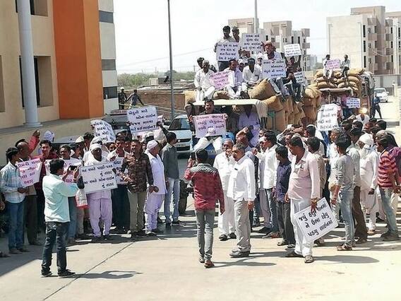 રાજકોટઃ પાકવીમાને લઈને ખેડૂતોનો હોબાળો, મતદાનનો બહિષ્કાર કરવાની આપી ચિમકી, જુઓ વીડિયો