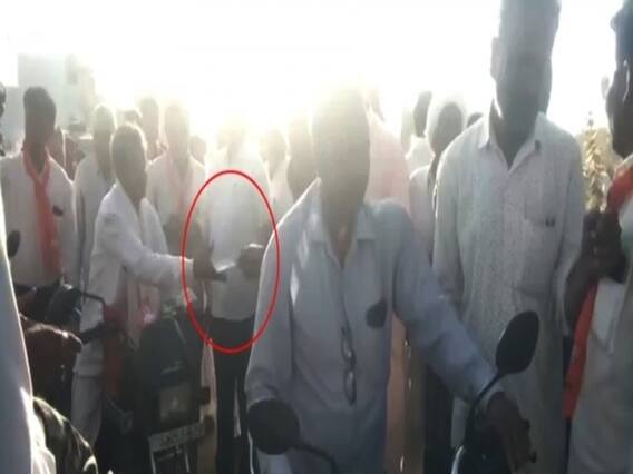 બનાસકાંઠાઃ ભાજપના નેતાએ શિહોરીની સભામાં લોકોને કરી રૂપિયાની વહેંચણી, જુઓ વીડિયો