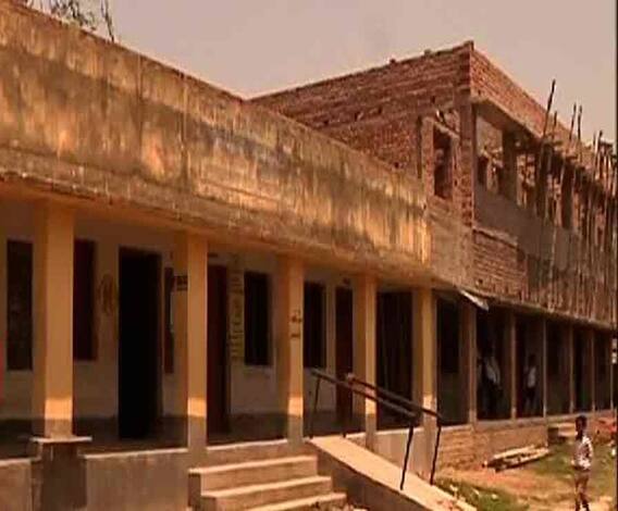 মুর্শিদাবাদ: কংগ্রেসকে ভোট দেওয়ায় স্ত্রীর মুখে অ্যাসিড ঢাললেন স্বামী!