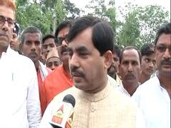 Supaul: Shahnawaz Hussain waiting at poll booth due to EVM glitch