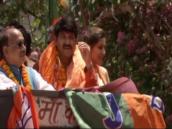 Sapna Choudhary accompanies Manoj Tiwari in his roadshow