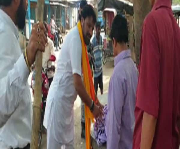 নিজের বাড়ির সামনে ‘চৌকিদার চোর হ্যায়’ ব্যানার ছিঁড়ে পোড়ালেন বাবুল Lok Sabha election 2019 - Babul Supriya has tear and burned “Chowkidaar Chor Hai” banner নিজের বাড়ির সামনে ‘চৌকিদার চোর হ্যায়’ ব্যানার ছিঁড়ে পোড়ালেন বাবুল